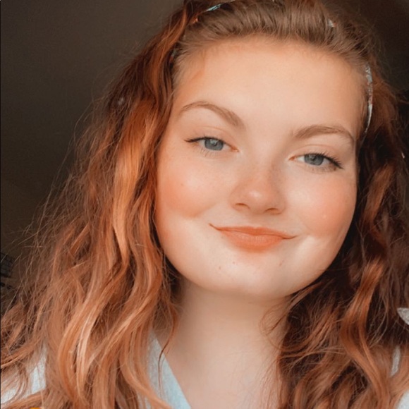 Poshmark profile picture for @poofs
